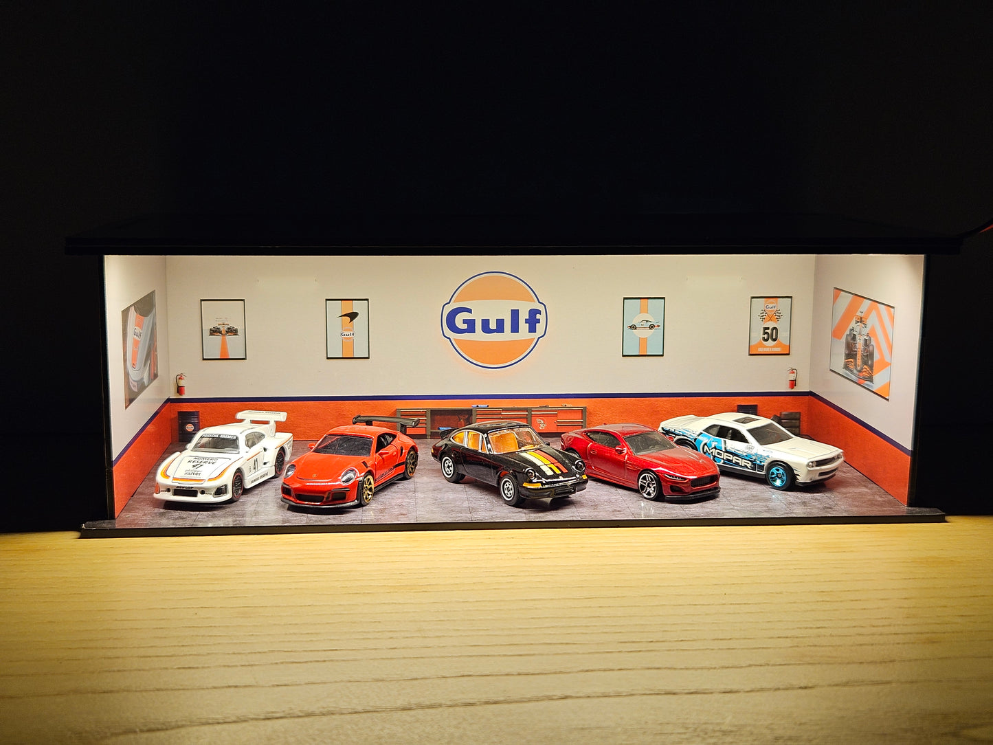 Gulf Workshop Garage Diorama – 1:64 Scale Acrylic Diorama (30x14x10 cm)