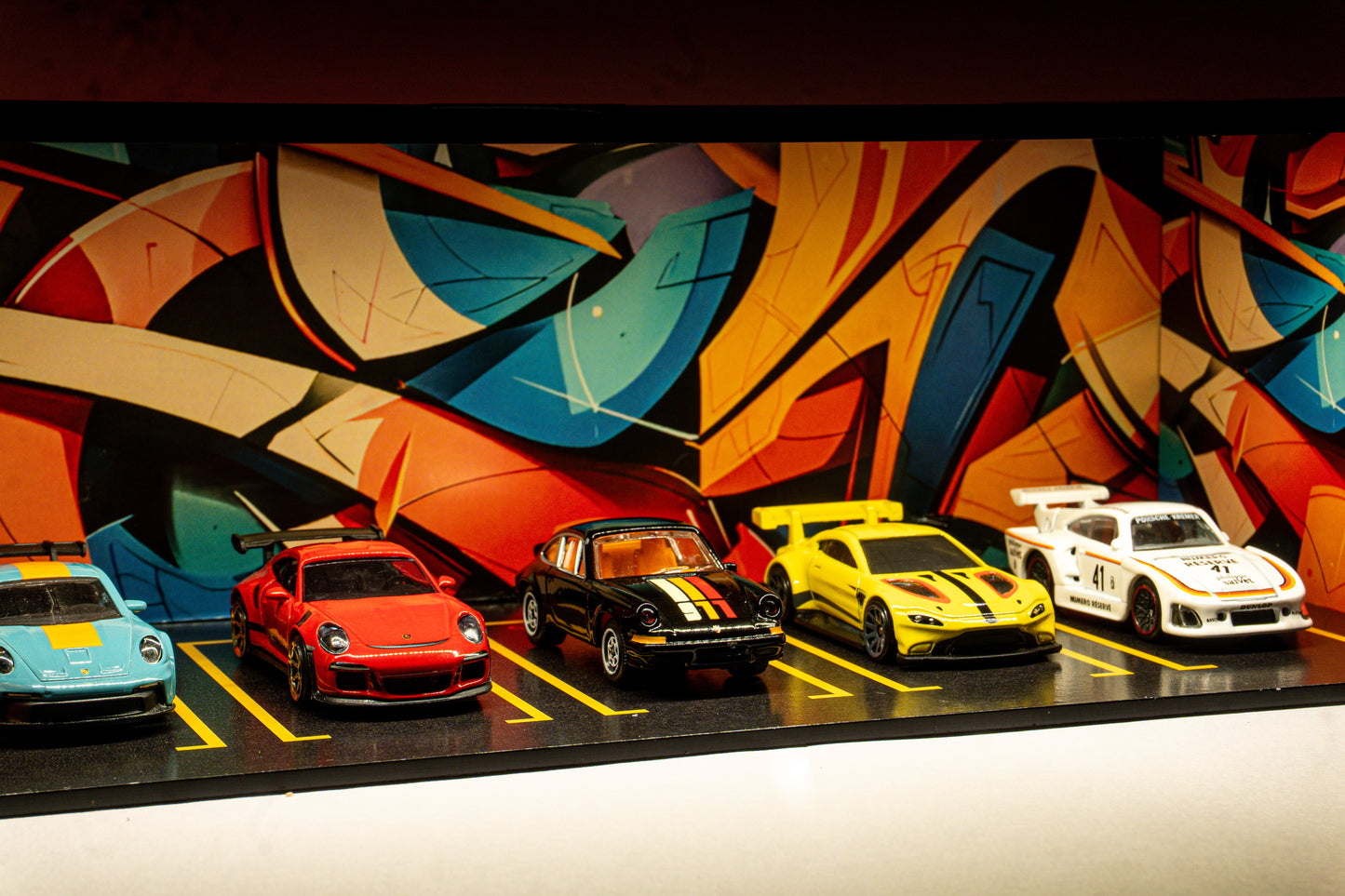 Graffiti Garage 1:64 Acrylic Display Diorama with LED (30x14x10 cm)