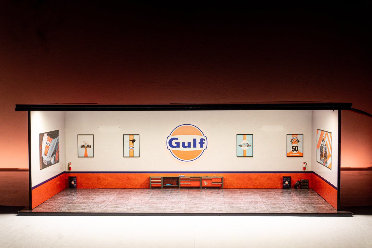 Gulf Workshop Garage Diorama – 1:64 Scale Acrylic Diorama (30x14x10 cm)