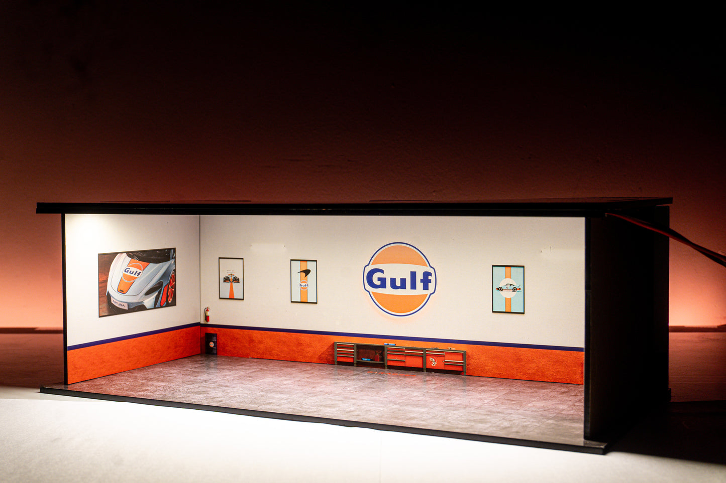 Gulf Workshop Garage Diorama – 1:64 Scale Acrylic Diorama (30x14x10 cm)