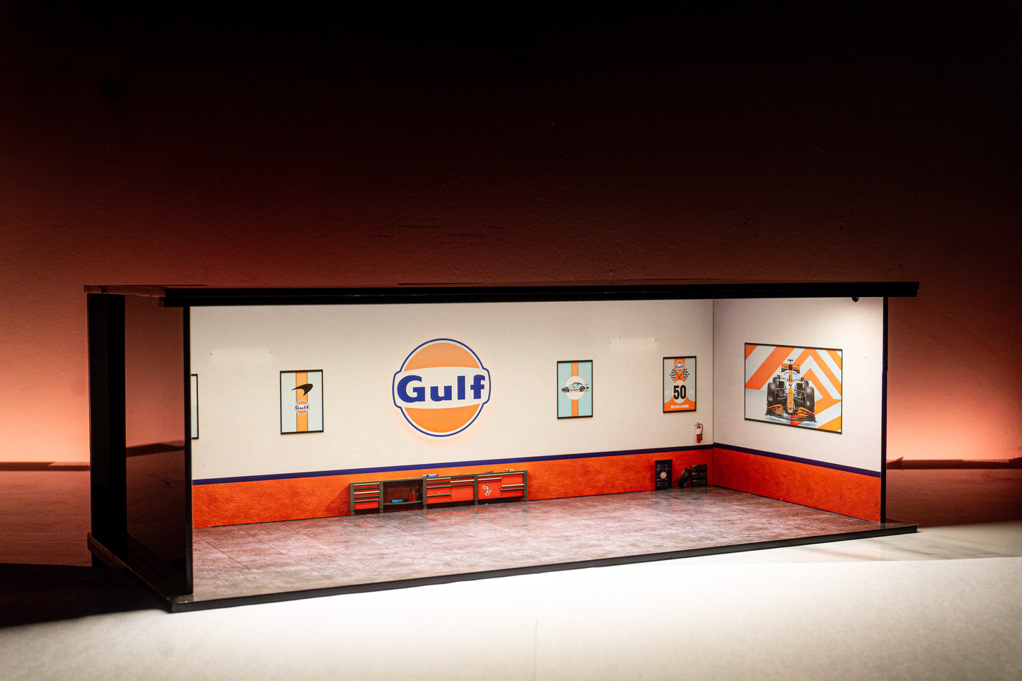 Gulf Workshop Garage Diorama – 1:64 Scale Acrylic Diorama (30x14x10 cm)