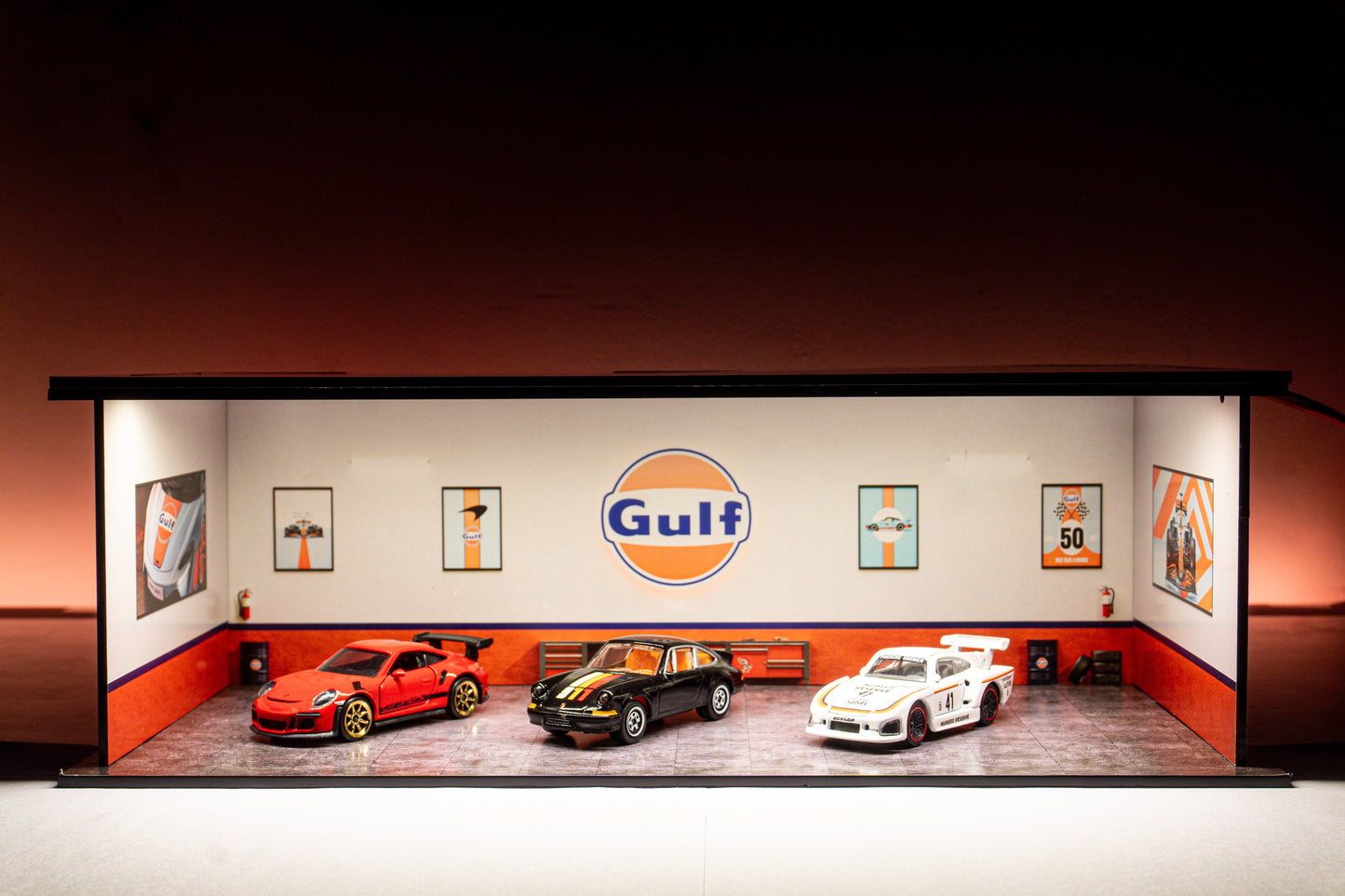 Gulf Workshop Garage Diorama – 1:64 Scale Acrylic Diorama (30x14x10 cm)