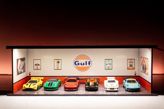Gulf Workshop Garage Diorama – 1:64 Scale Acrylic Diorama (30x14x10 cm)
