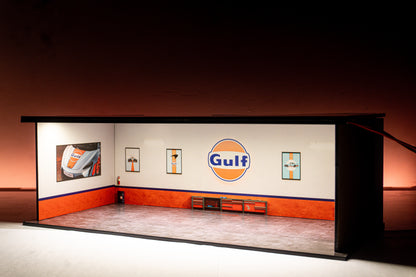 Gulf Workshop Garage Diorama – 1:64 Scale Acrylic Diorama (30x14x10 cm)