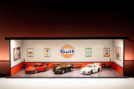 Gulf Workshop Garage Diorama – 1:64 Scale Acrylic Diorama (30x14x10 cm)