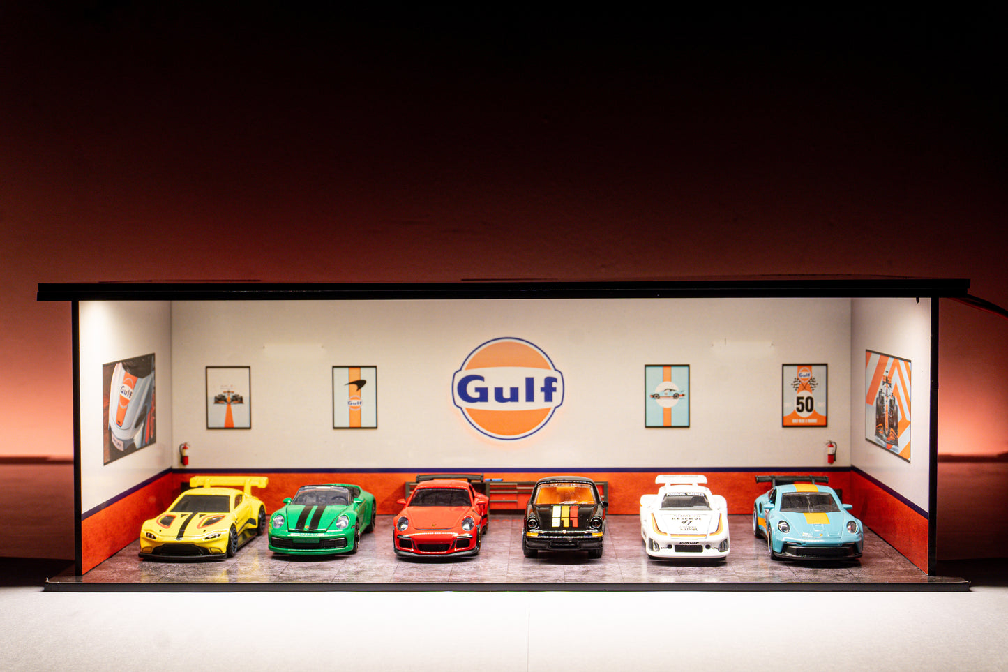 Gulf Workshop Garage Diorama – 1:64 Scale Acrylic Diorama (30x14x10 cm)