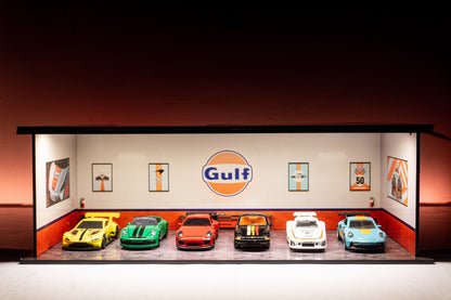 Gulf Workshop Garage Diorama – 1:64 Scale Acrylic Diorama (30x14x10 cm)