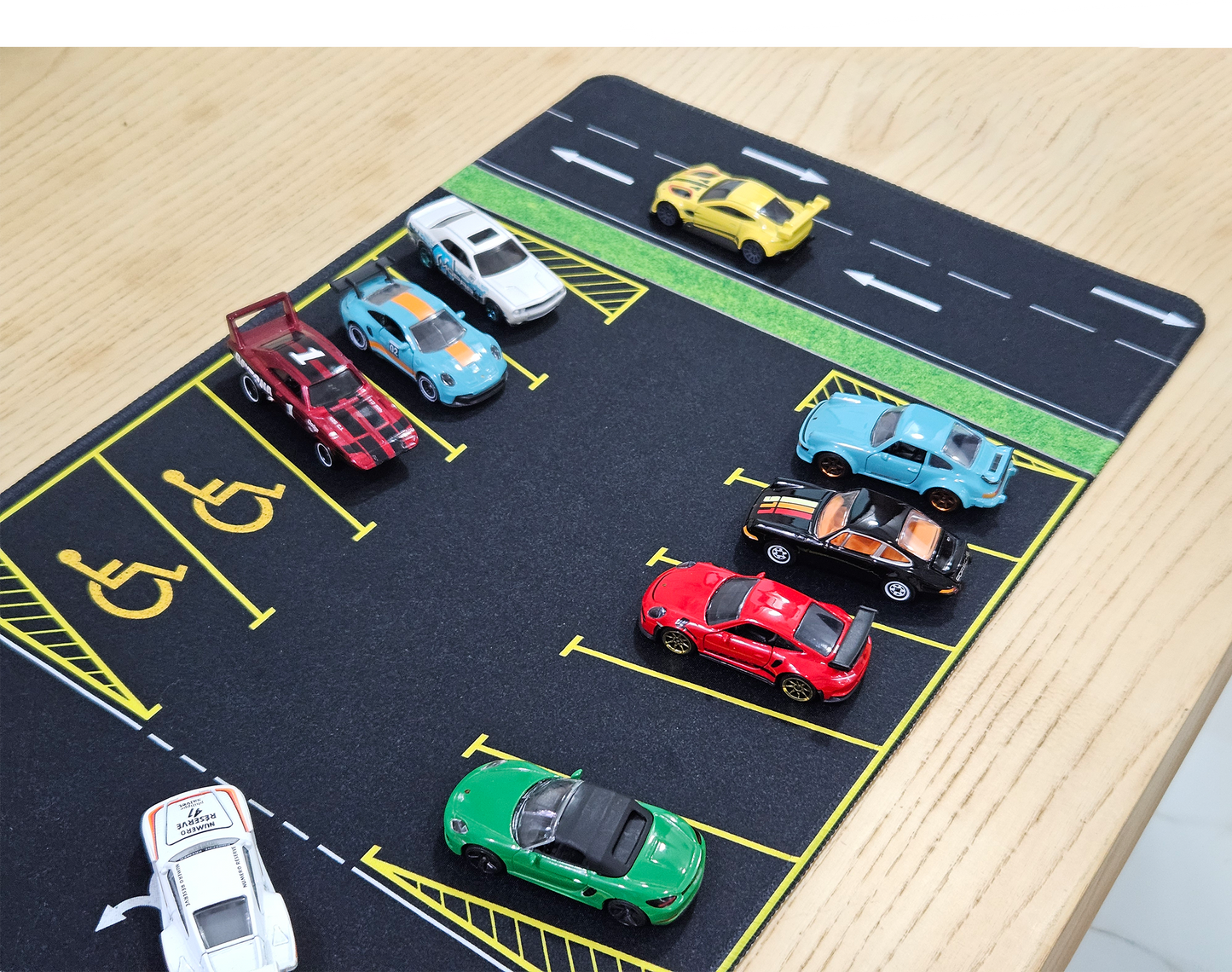 1:64 Scale Parking Lot Rubber Mat – 15 Slot Highway Design (60x30cm)