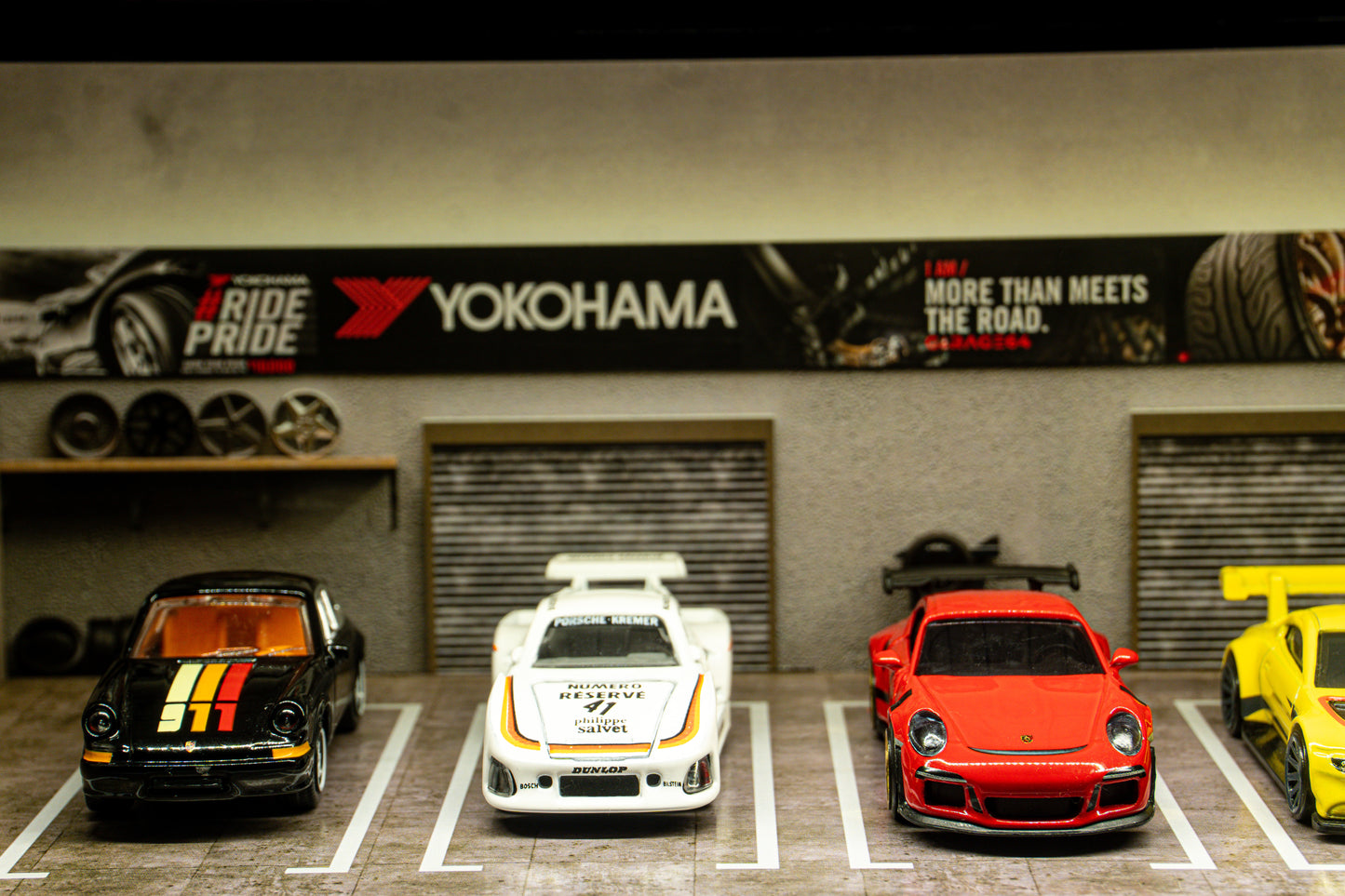 Yokohama Tire Workshop Garage Diorama – 1:64 Scale Acrylic Diorama (30x14x10 cm)